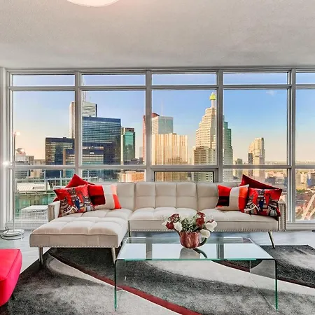 Spacious Lux 2Bd Downtown Toronto With Parking!